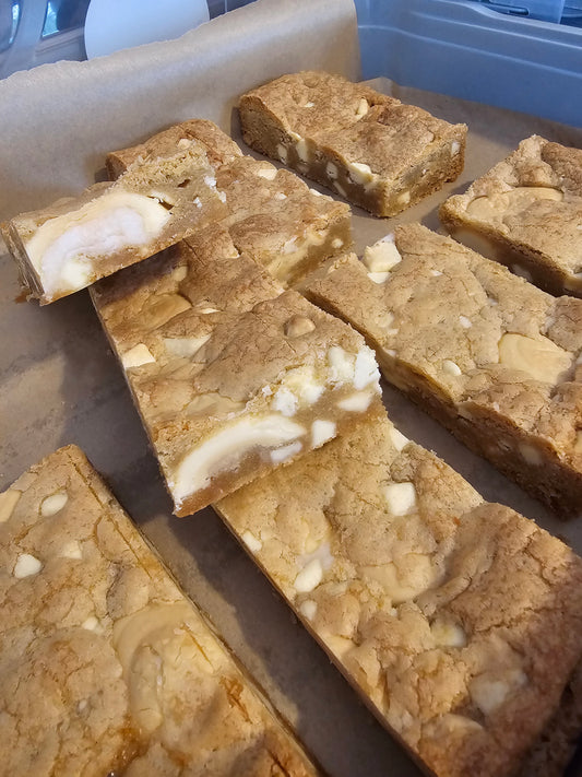 White Chocolate Creme Egg Cookie Bars (ready now)